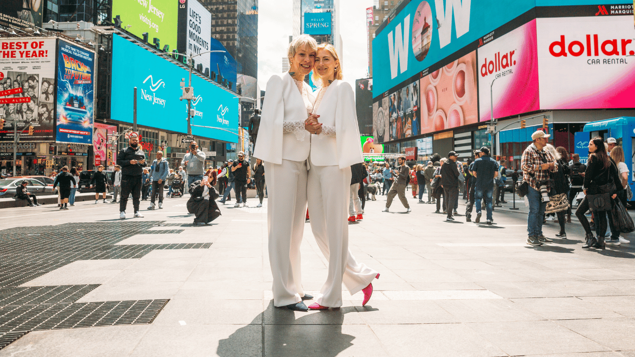 Zwei Frauen in weiß heiraten in New York am Tikmes Square. Wir von Adventure Of Life Coaching. Kerstin Schuster und Christin Bach