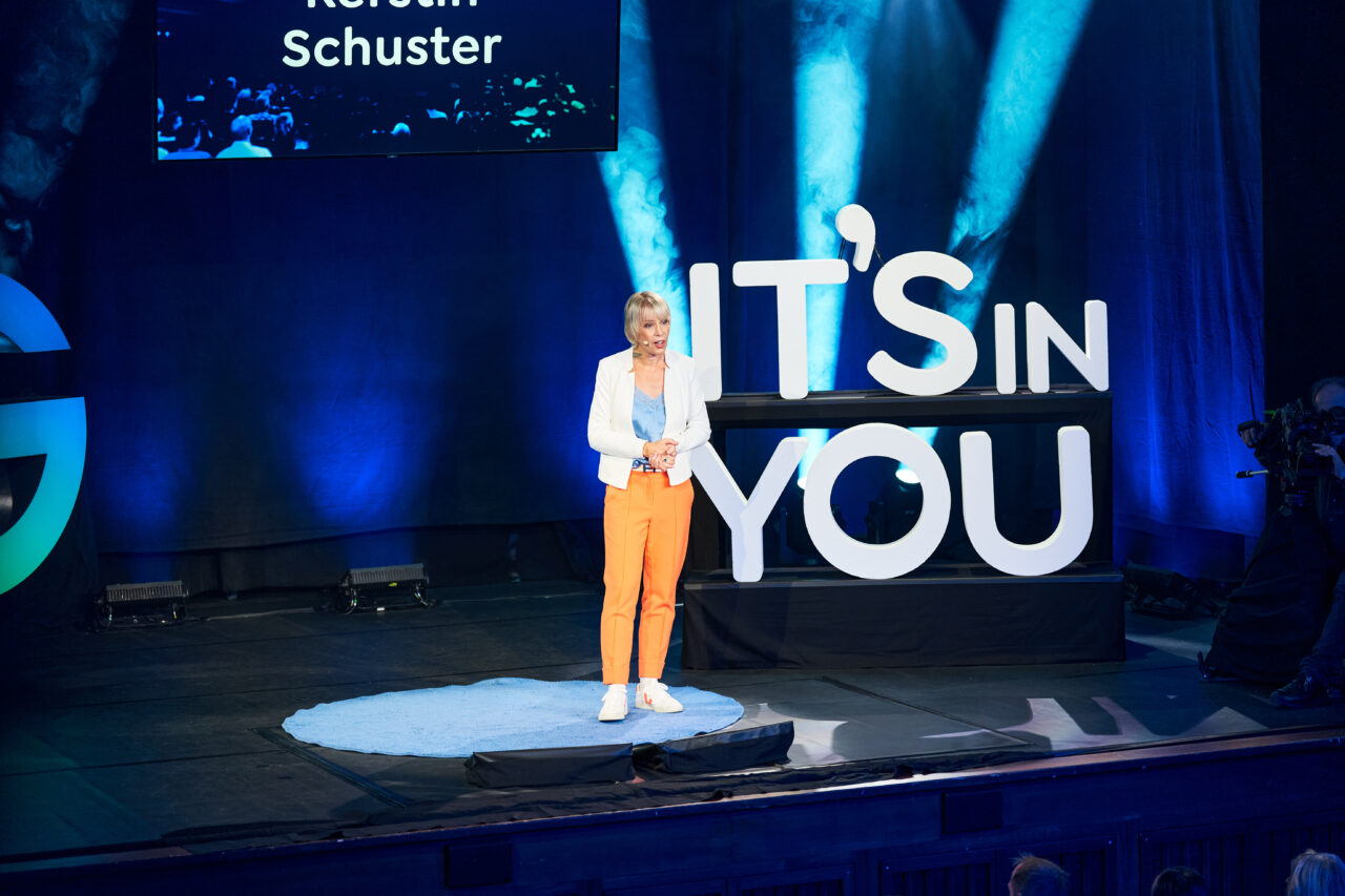 Eine Frau auf einer Bühne spricht eine Keynote. „Eine Seele hat keinen Pimmel“, Blog, Kerstin Schuster, Adventure Of Life Coaching