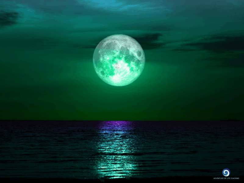 Ein leuchtender Mond über dem Meer. Blogbeitrag von Kerstin Schuster „Deine Seele bewertet nicht“, Adventure Of Life Coaching, Christin Bach
