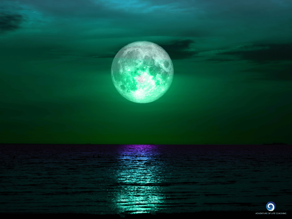 Ein leuchtender Mond über dem Meer. Blogbeitrag von Kerstin Schuster „Deine Seele bewertet nicht“, Adventure Of Life Coaching, Christin Bach
