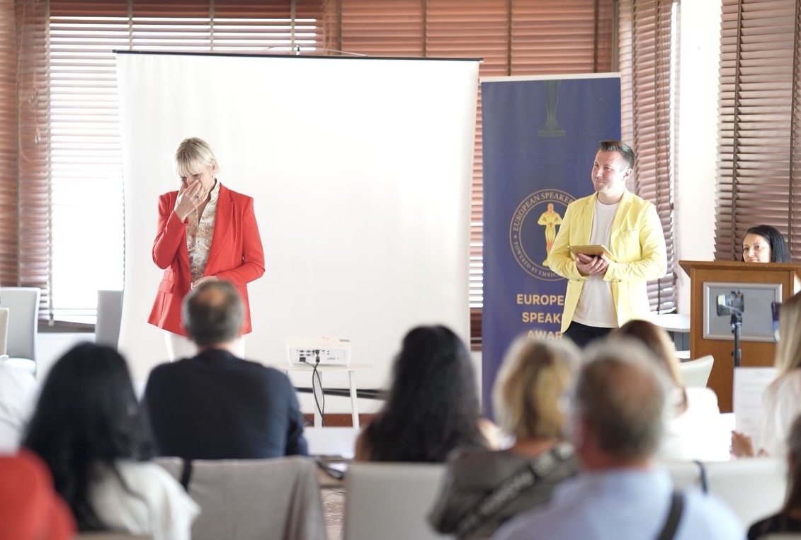 Eine Frau weint vor einem Publikum. „Ich fühle nichts mehr“ Blog von Kerstin Schuster, Adventure Of Life Coaching