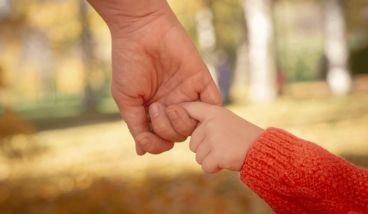 Vater hält eine Kinderhand. Blog: Schlüssel zur Urwunde. Kerstin Schuster. Adventure Of Life Coaching